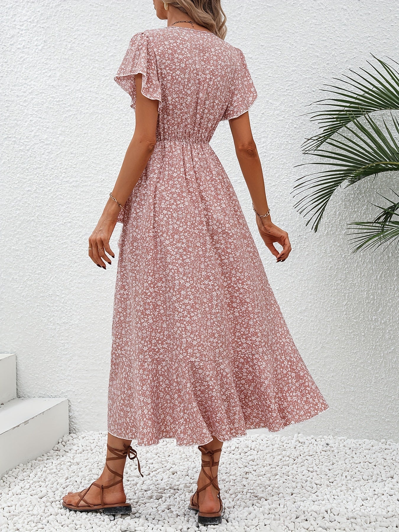 Kleid mit floralem Wickelausschnitt und Flatterärmel mit Rüschensaum