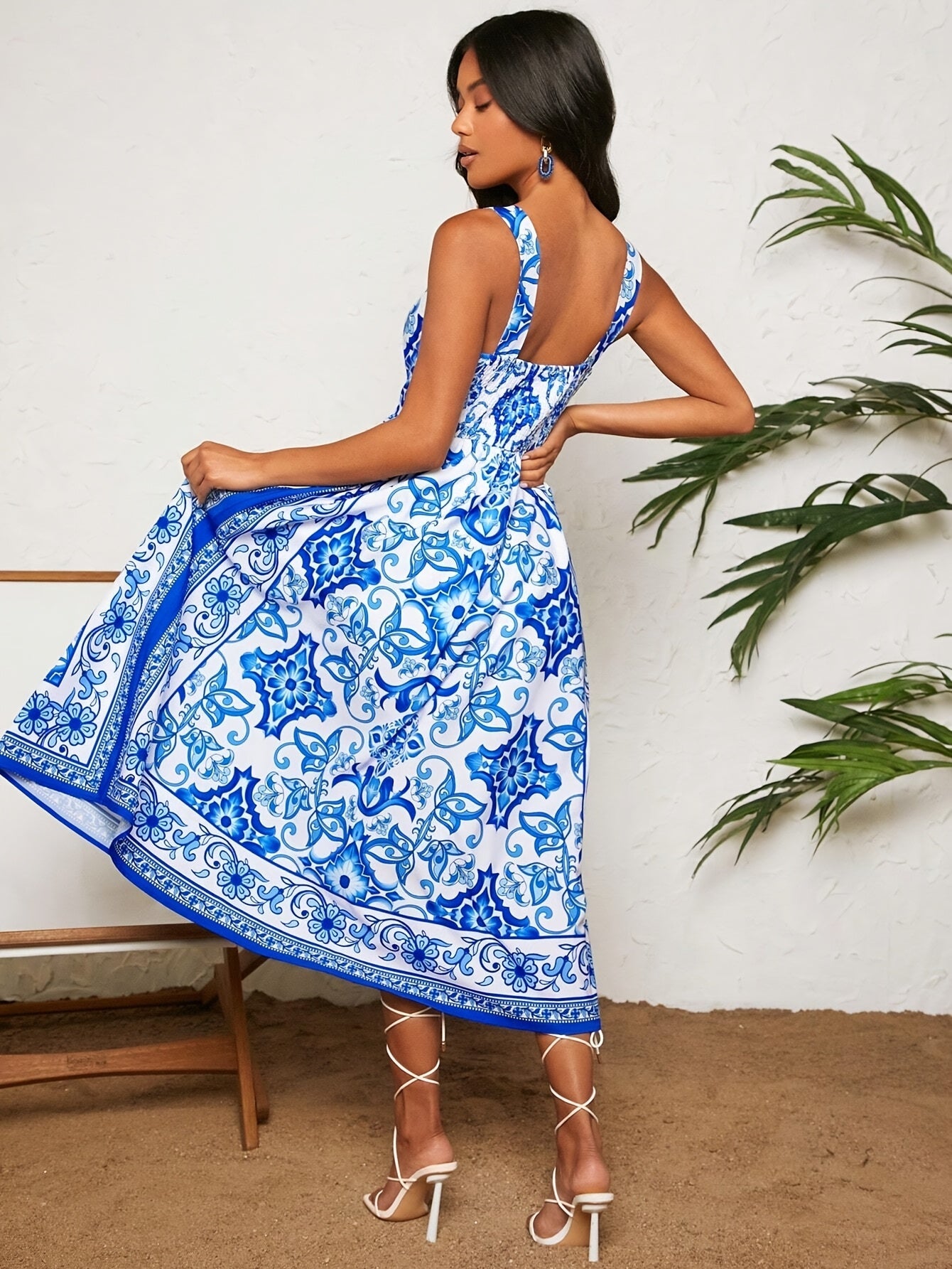 Langes trägerloses Maxikleid mit geometrischem Muster