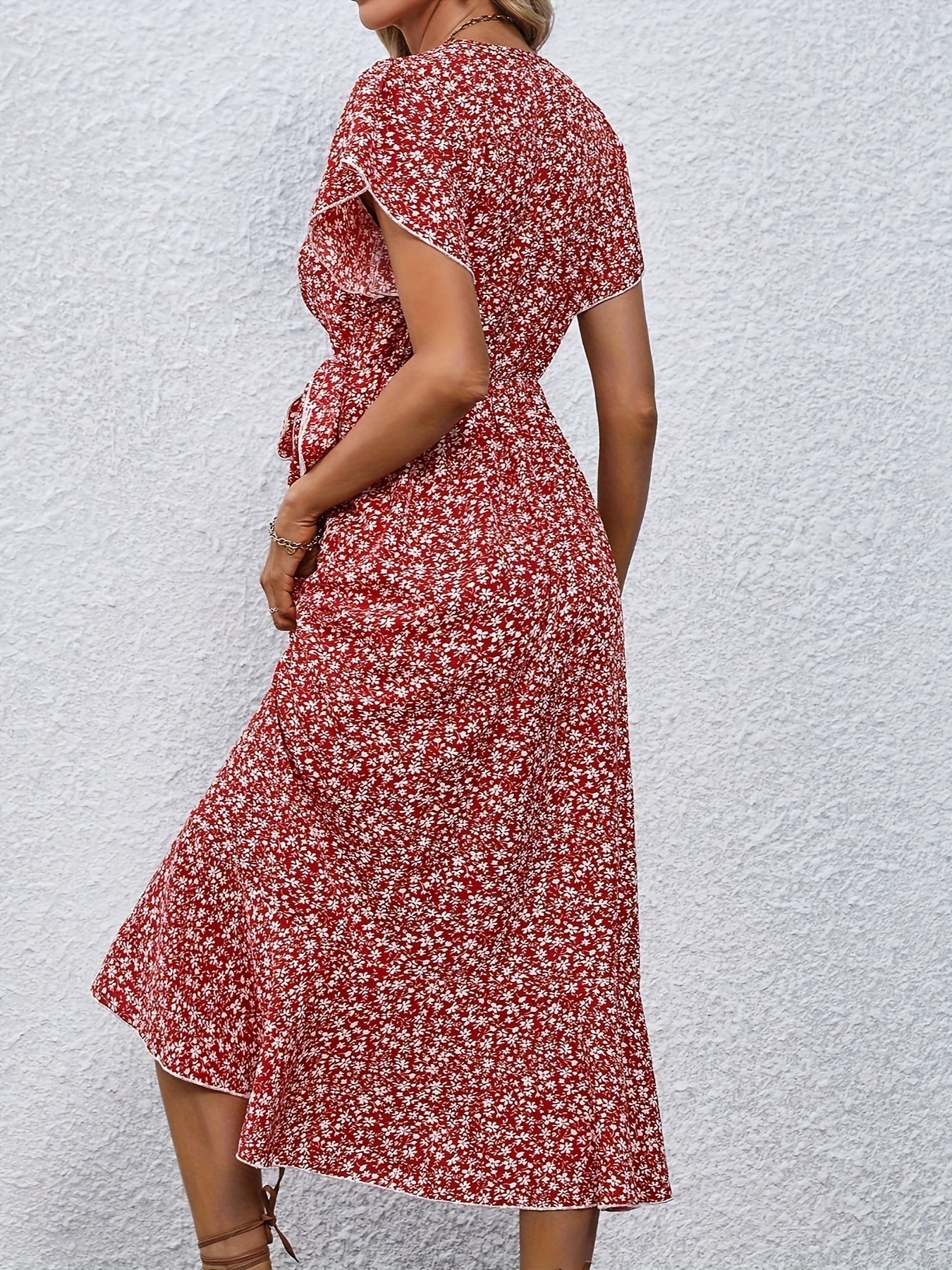 Kleid mit floralem Wickelausschnitt und Flatterärmel mit Rüschensaum