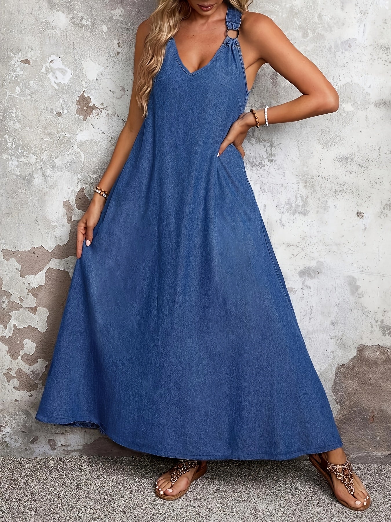 Elegantes Maxikleid aus blauem Denim, verstellbare Träger, rückenfreier V-Ausschnitt