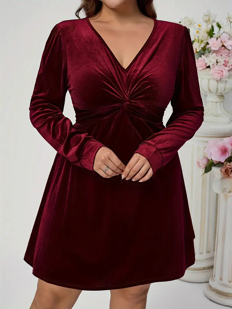 Luxuriöser Twist – Langärmliges Kleid aus massivem Samt in Übergröße mit V-Ausschnitt