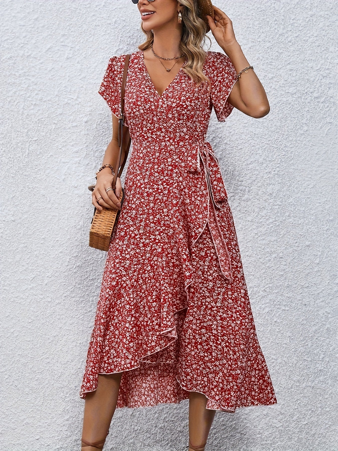 Kleid mit floralem Wickelausschnitt und Flatterärmel mit Rüschensaum
