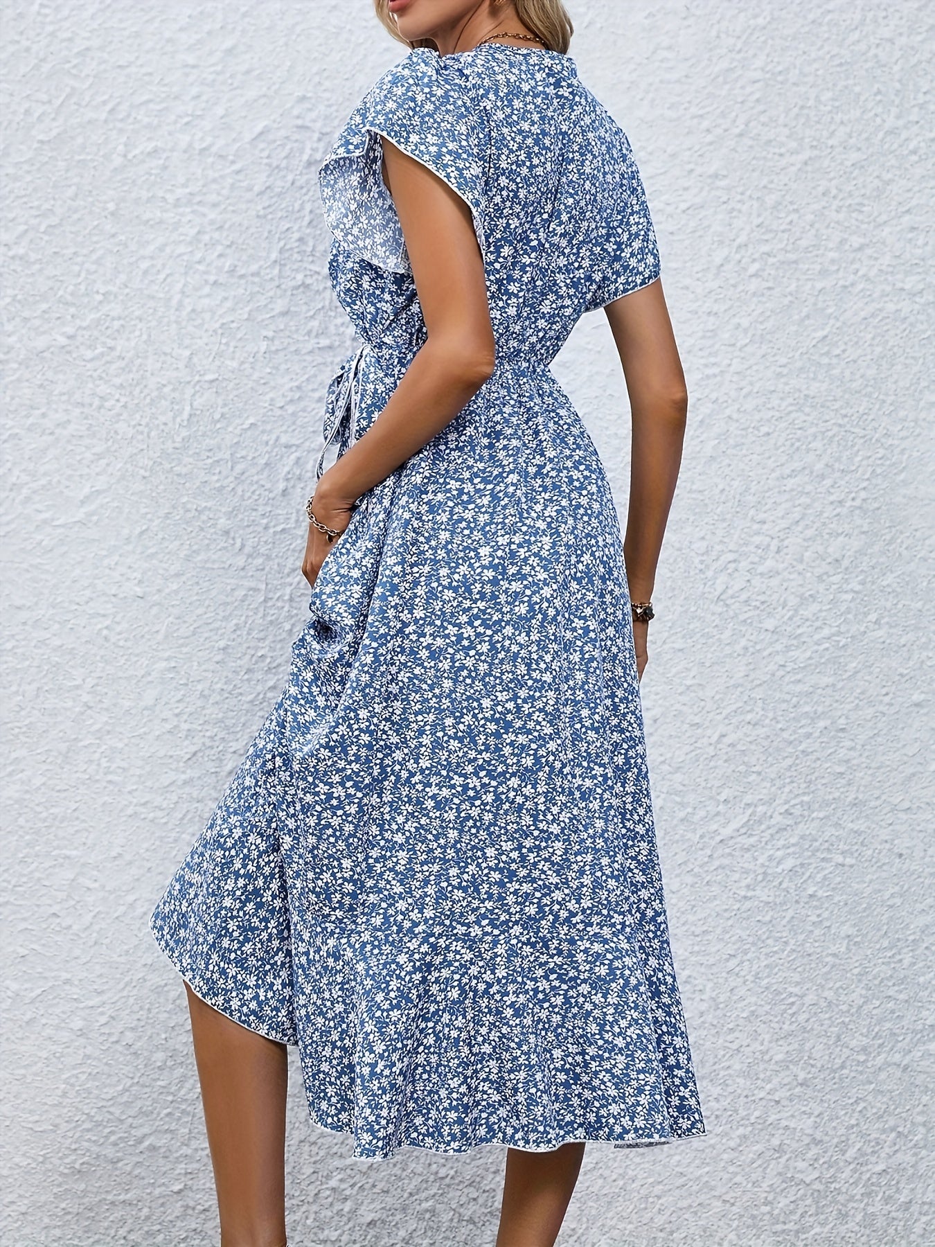 Kleid mit floralem Wickelausschnitt und Flatterärmel mit Rüschensaum