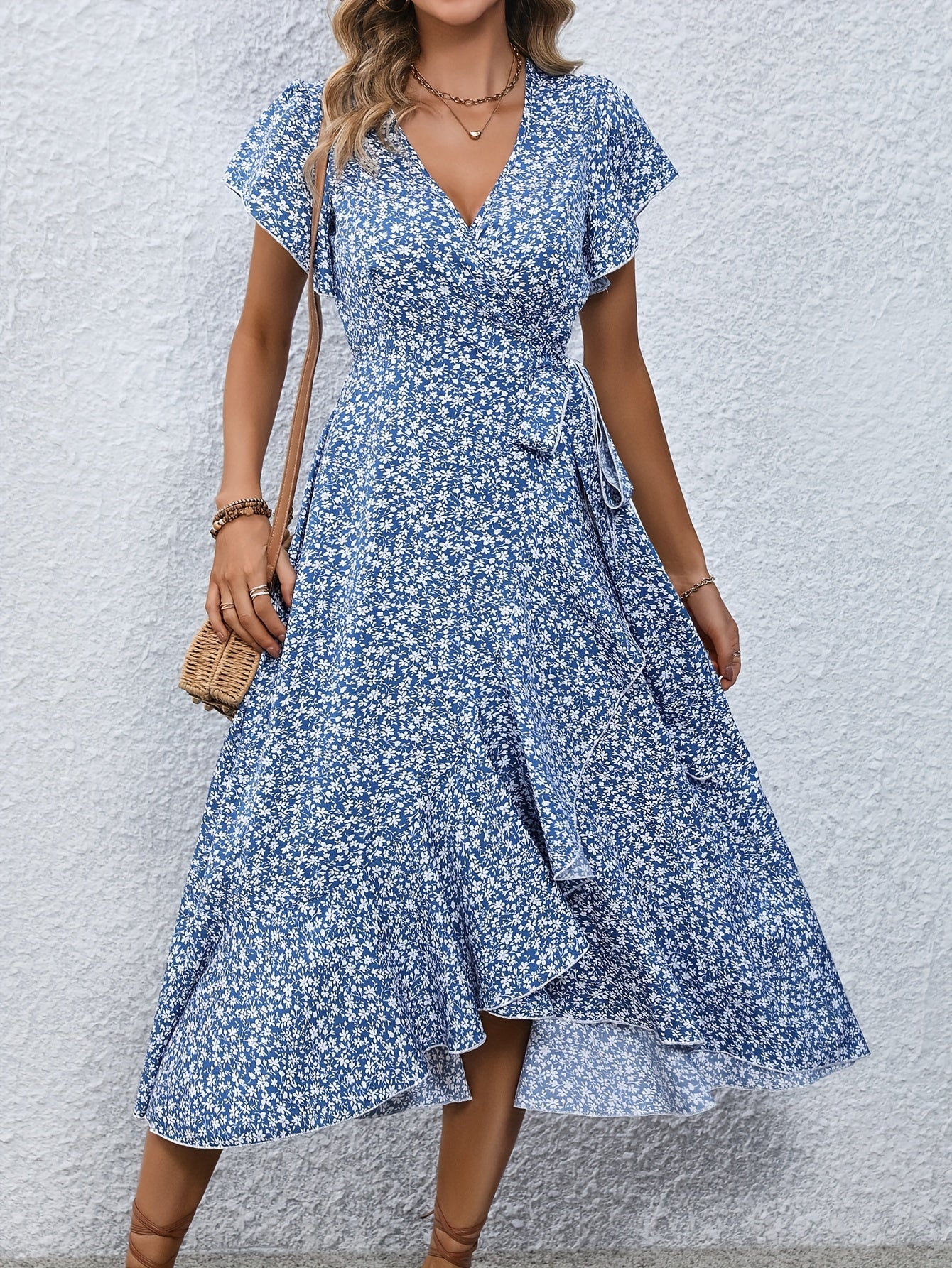 Kleid mit floralem Wickelausschnitt und Flatterärmel mit Rüschensaum