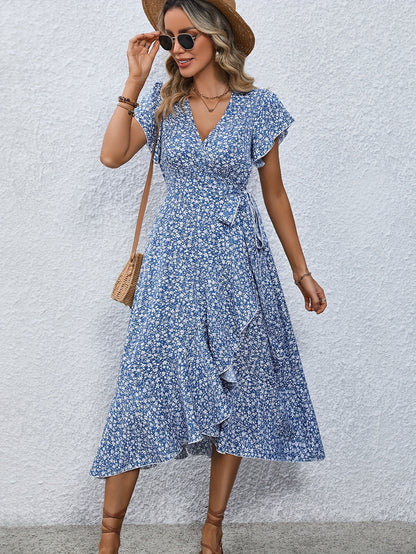 Kleid mit floralem Wickelausschnitt und Flatterärmel mit Rüschensaum