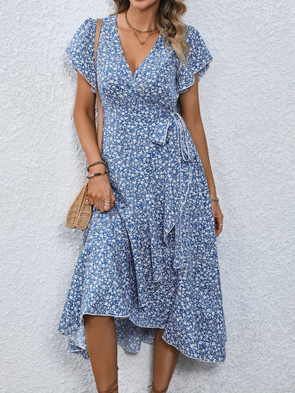 Kleid mit floralem Wickelausschnitt und Flatterärmel mit Rüschensaum