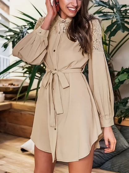 Long-Sleeved Lace Kleid mit Knopfleiste und Taillengürtel – Casual Eleganz