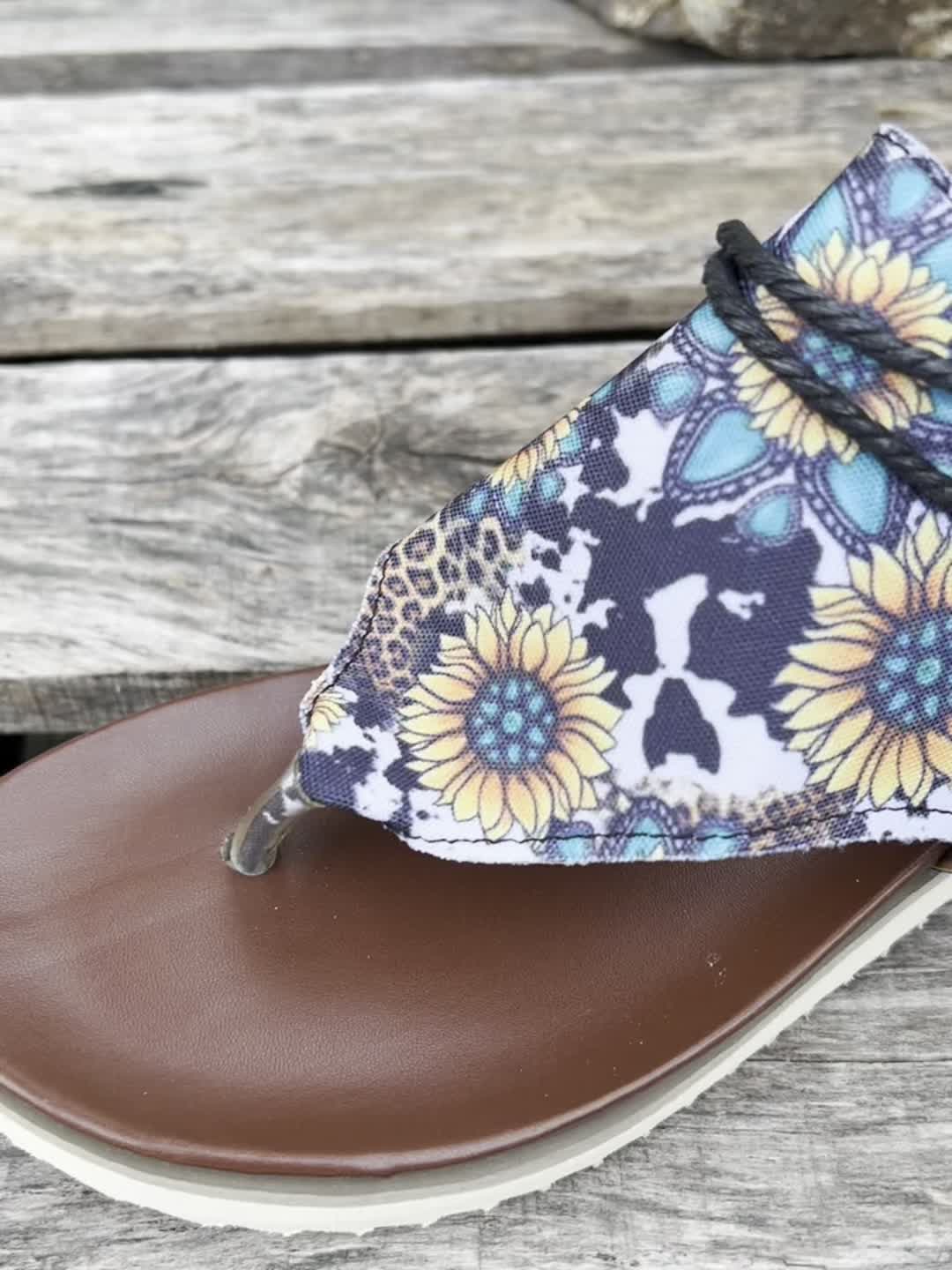 Flip-Flops mit Sonnenblumen Leopard Print und Batik-Muster