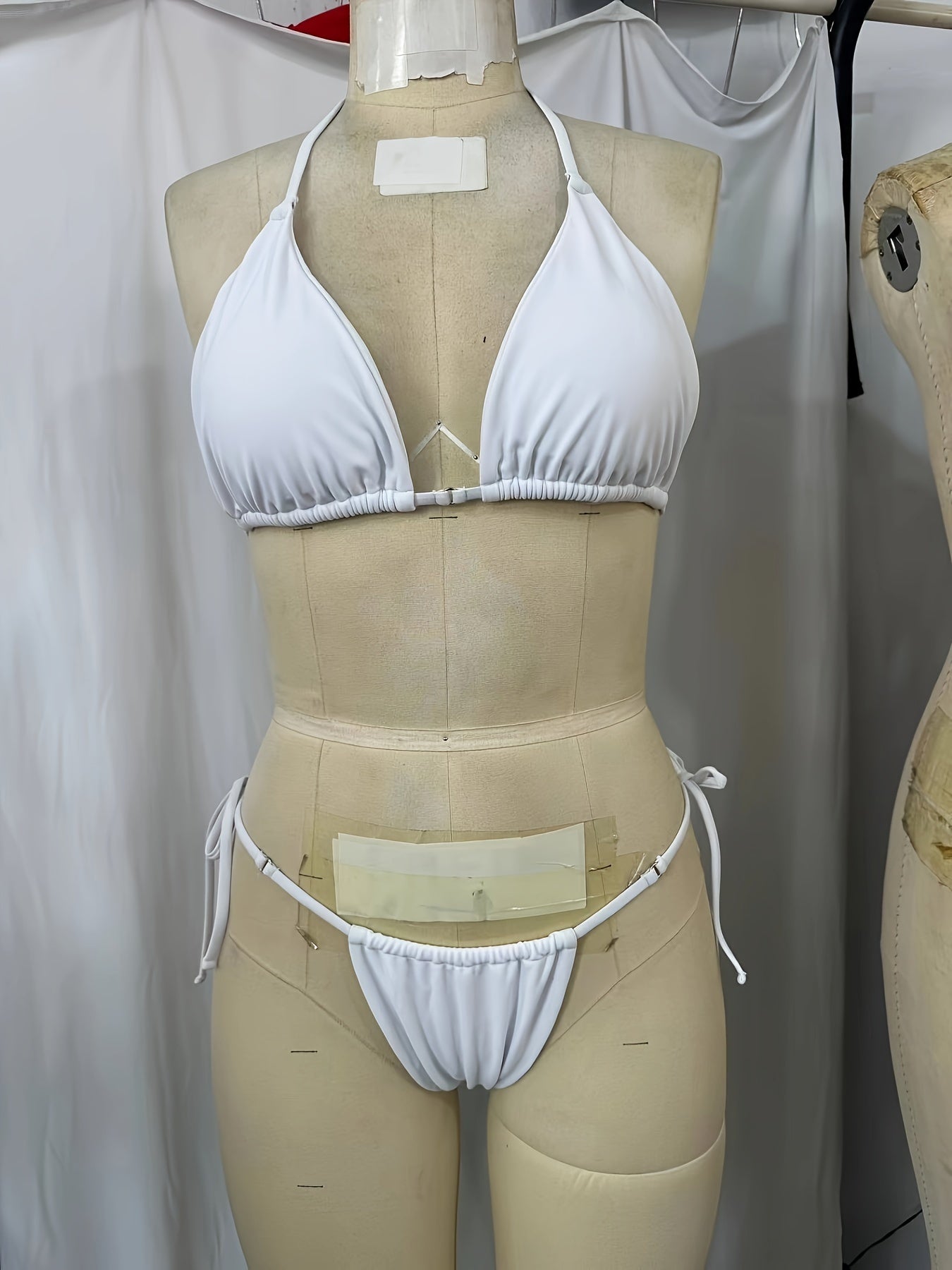 Zweiteiliger Bikini – Einfarbiges Dreieck-Set mit Neckholder & Bindungen