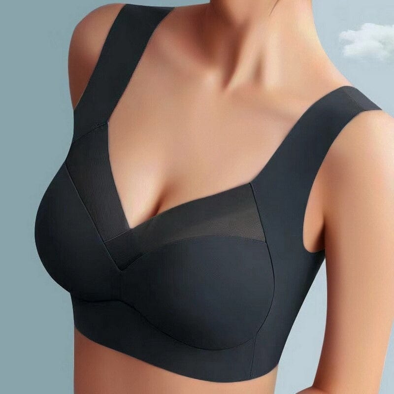 Modell steht mit einem schwarzen Asta Silk BH, dem neu erfundenen Modell, vorne.