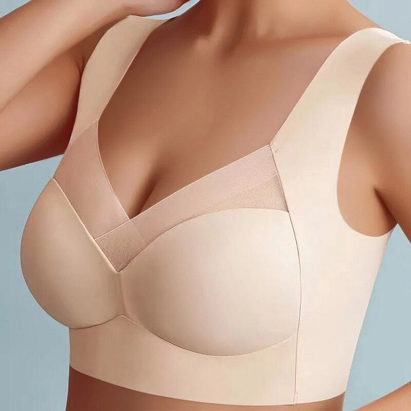 Modell steht mit einem beigen Asta Silk BH, dem neu erfundenen Modell, vorne.