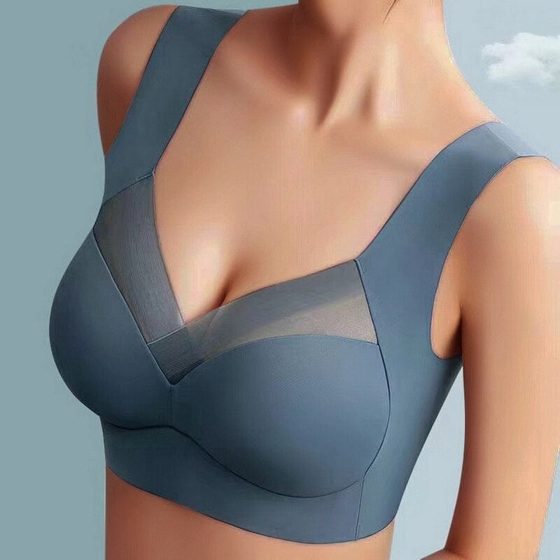  Modell steht mit einem dunkelblauen Asta Silk BH, das neu erfundene Modell, vorne.