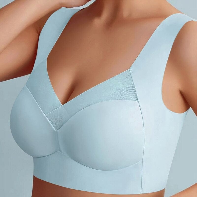 Modell steht mit einem blauen Asta Silk BH, dem neu erfundenen Modell, vorne.