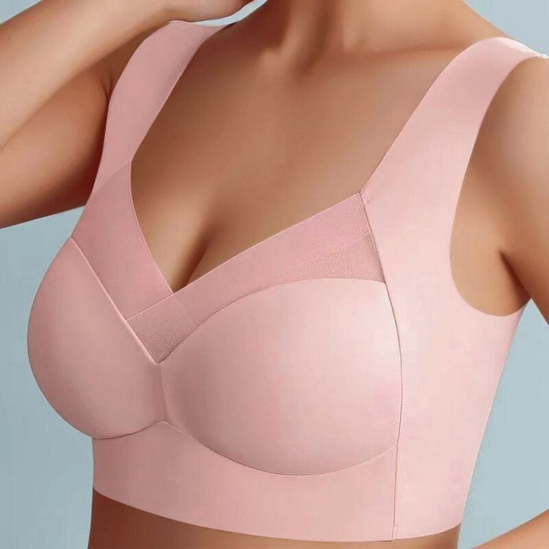 Modell steht mit einem rosa Asta Silk BH, dem neu erfundenen Modell, vorne.