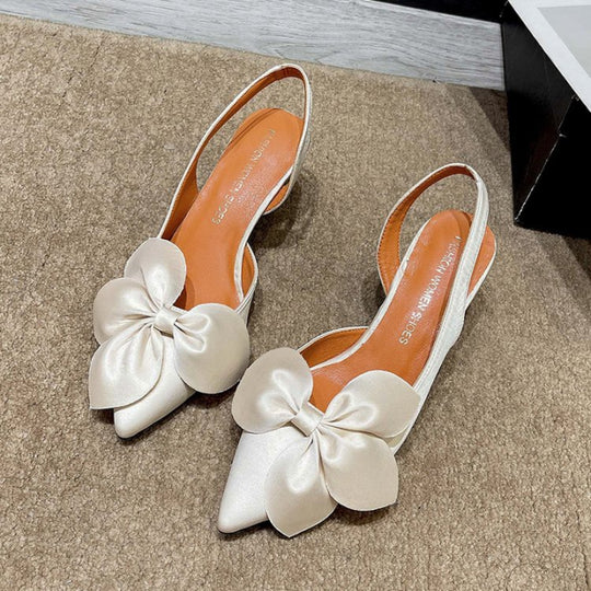 Weiße Slip-On Schuhe mit Schleife und Knöchelriemen