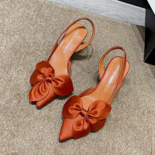 Weiße Slip-On Schuhe mit Schleife und Knöchelriemen