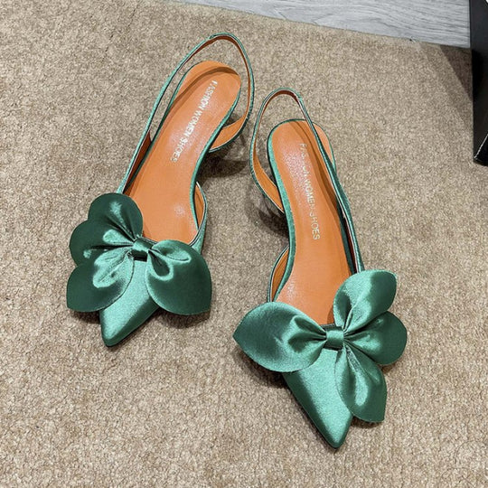 Weiße Slip-On Schuhe mit Schleife und Knöchelriemen