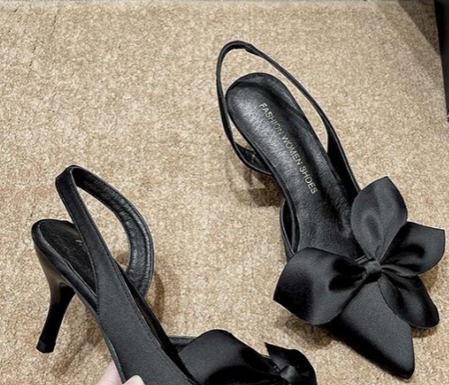 Weiße Slip-On Schuhe mit Schleife und Knöchelriemen
