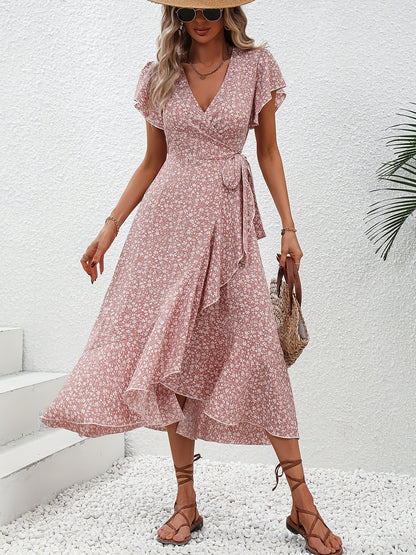 Kleid mit floralem Wickelausschnitt und Flatterärmel mit Rüschensaum