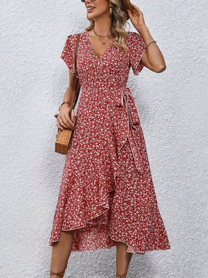 Kleid mit floralem Wickelausschnitt und Flatterärmel mit Rüschensaum