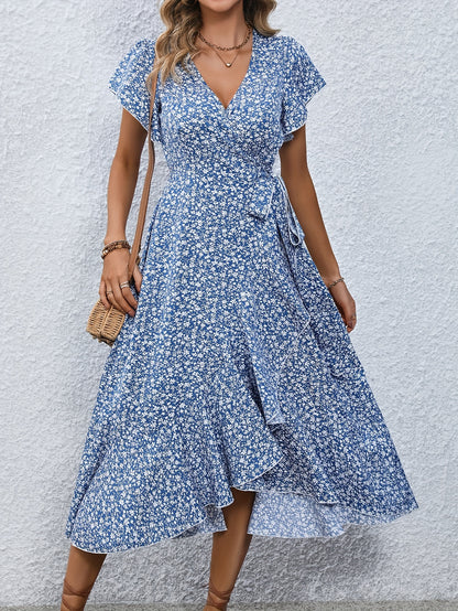 Kleid mit floralem Wickelausschnitt und Flatterärmel mit Rüschensaum
