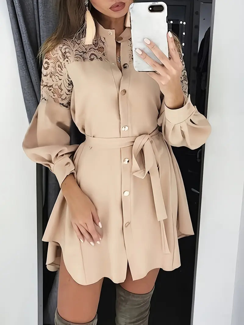 Long-Sleeved Lace Kleid mit Knopfleiste und Taillengürtel – Casual Eleganz