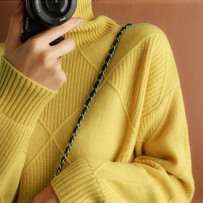 Kuschelige Eleganz: Ella Strickpullover mit Rollkragen