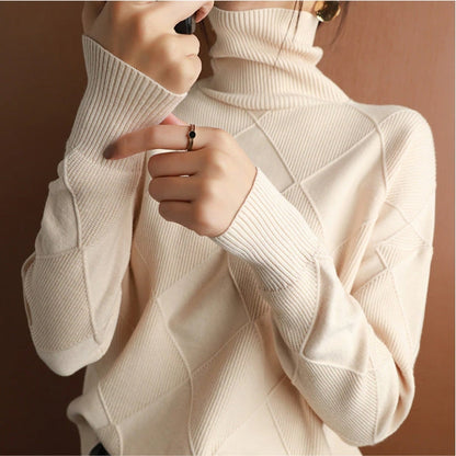 Kuschelige Eleganz: Ella Strickpullover mit Rollkragen