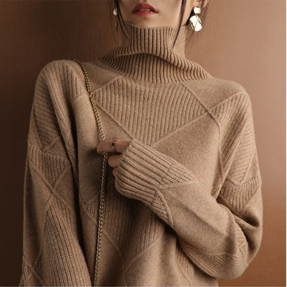 Kuschelige Eleganz: Ella Strickpullover mit Rollkragen