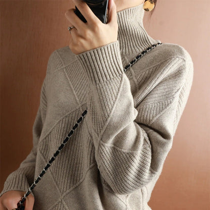 Kuschelige Eleganz: Ella Strickpullover mit Rollkragen