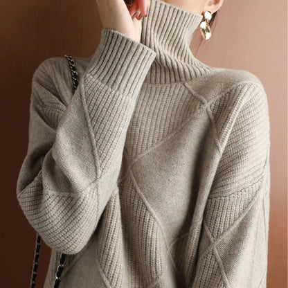 Kuschelige Eleganz: Ella Strickpullover mit Rollkragen