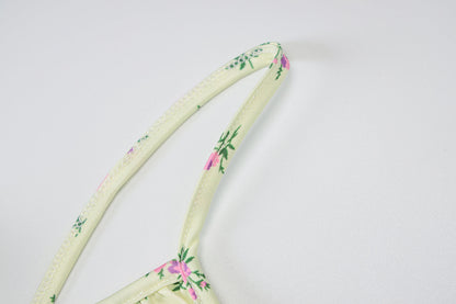 Kleid mit Blumenmuster und hochwertiger Verarbeitung der Träger.