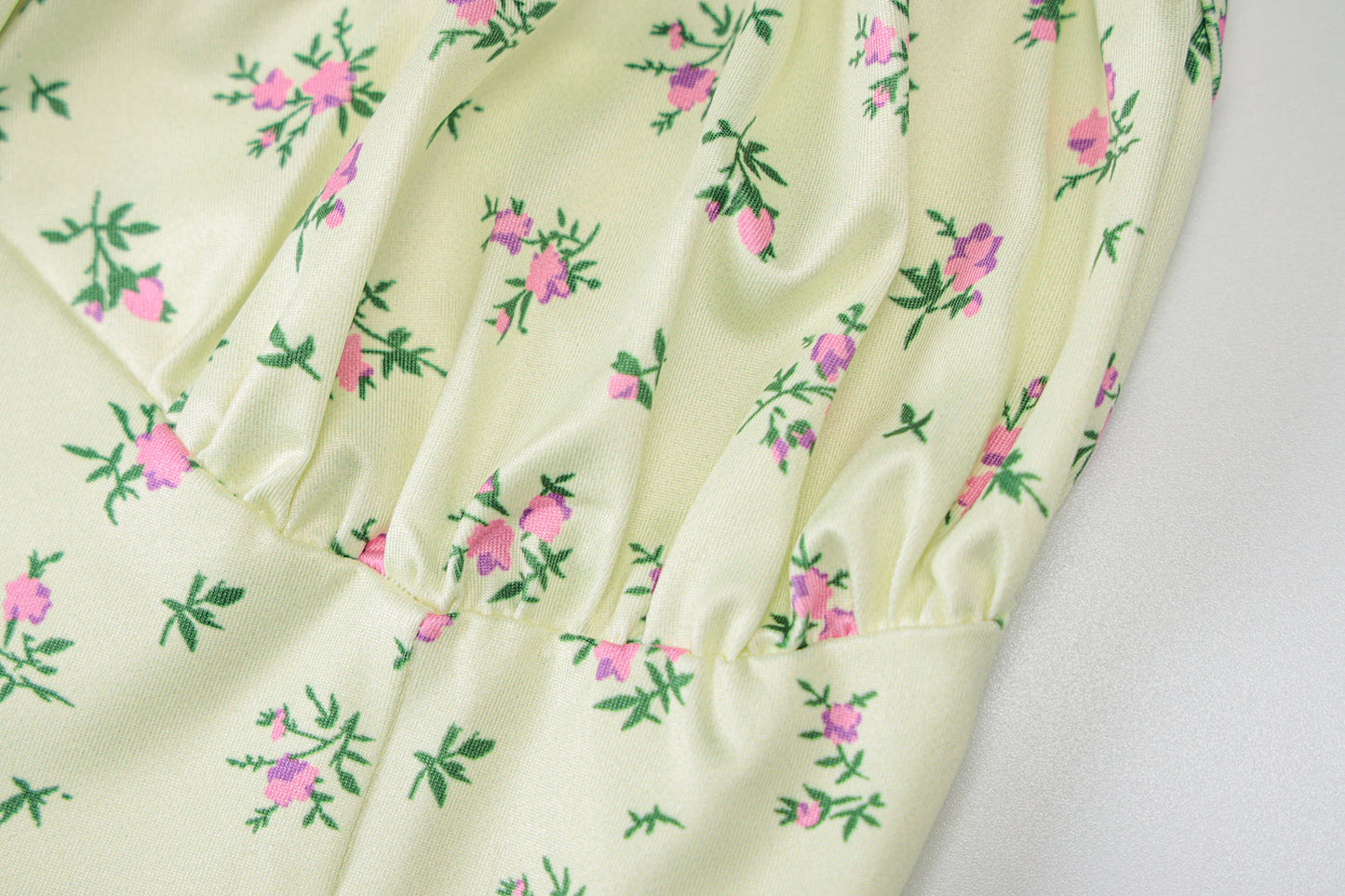 Kleid mit Blumenmuster aus hochwertigem Stoff.