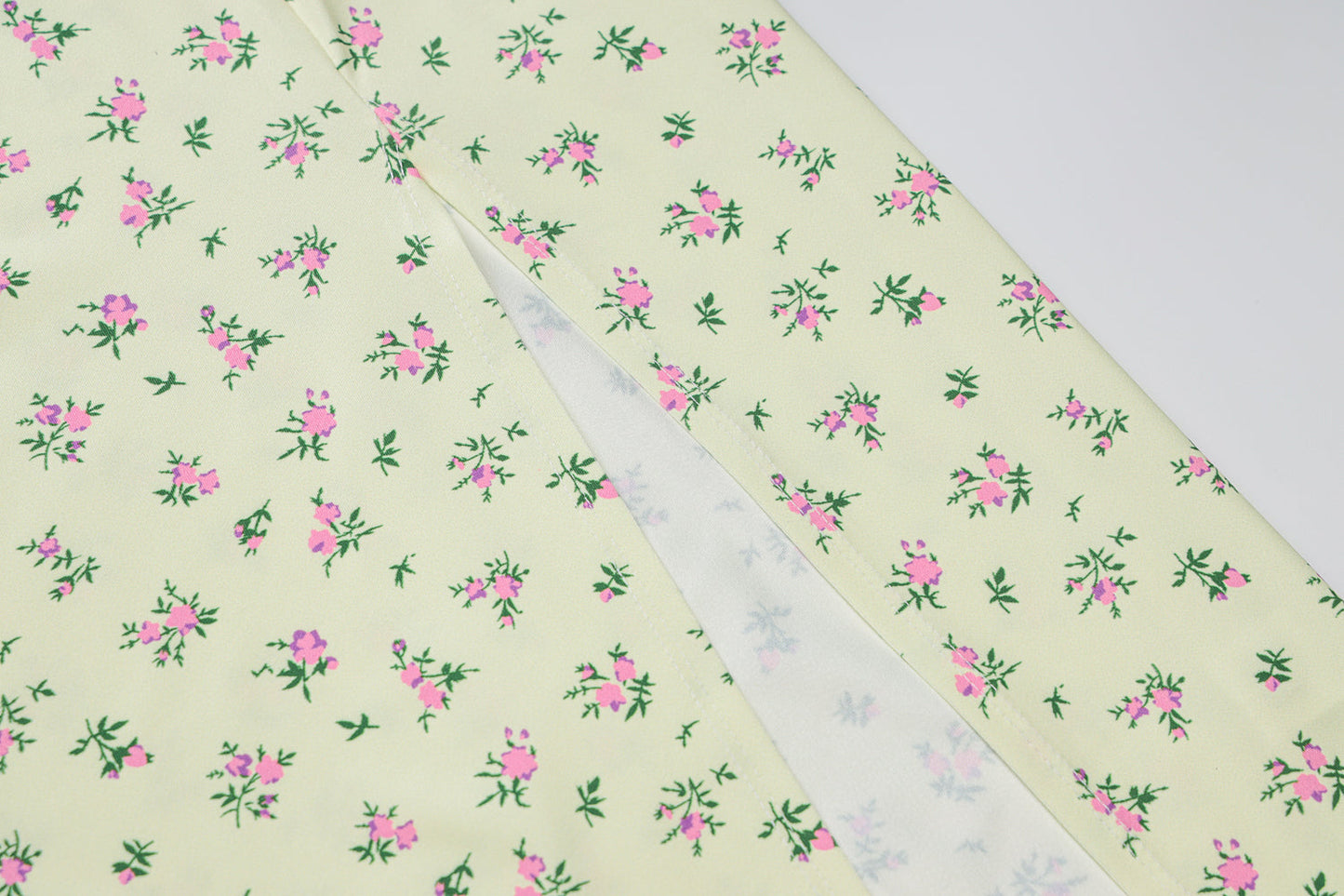 Kleid mit Blumenmuster und hochwertiger Verarbeitung des seitlichen Schlitzes.
