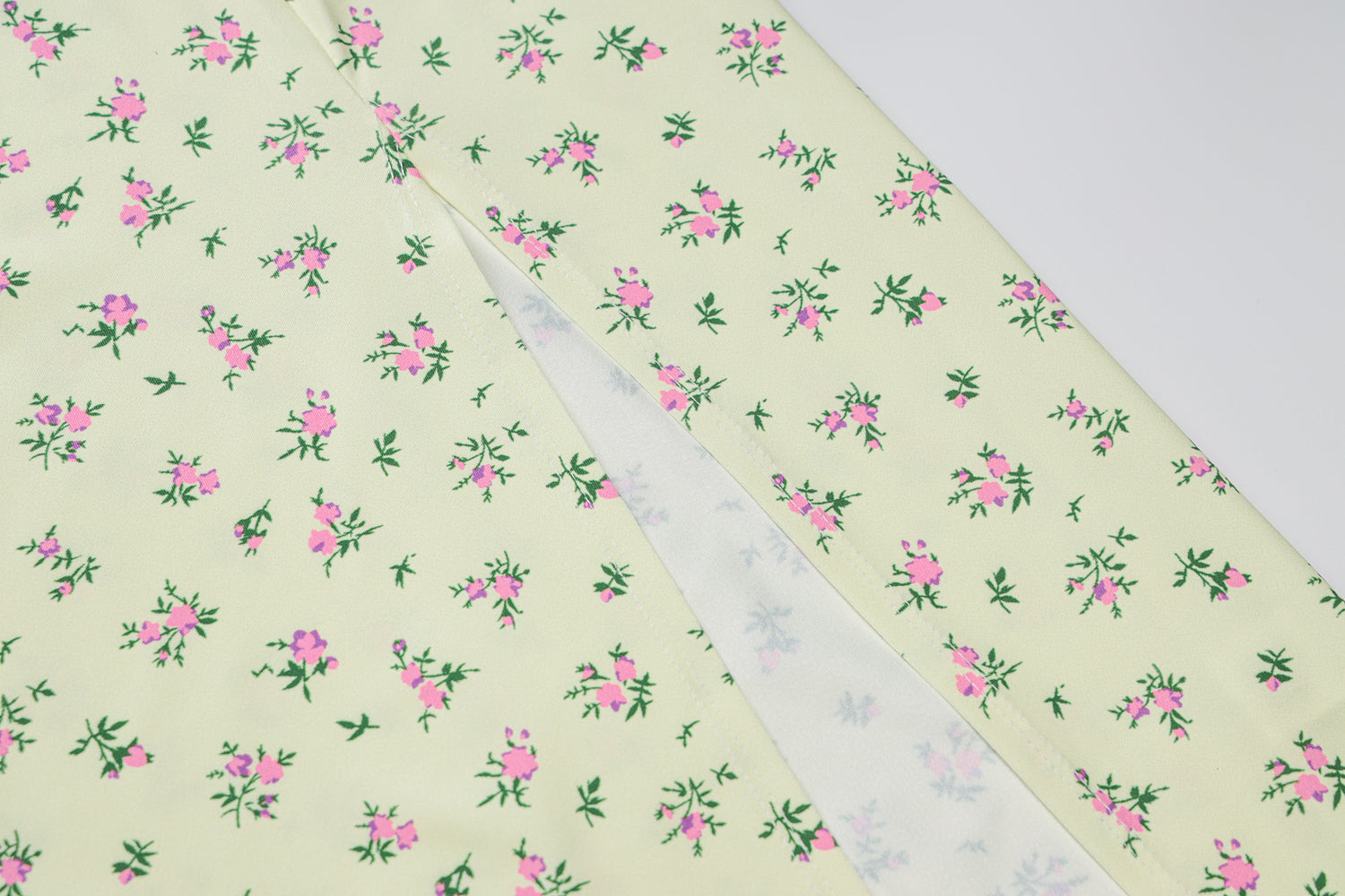 Kleid mit Blumenmuster und hochwertiger Verarbeitung des seitlichen Schlitzes.