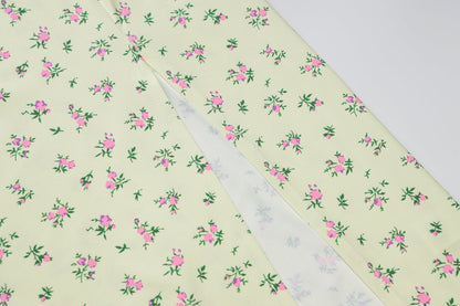 Kleid mit Blumenmuster und hochwertiger Verarbeitung des seitlichen Schlitzes.
