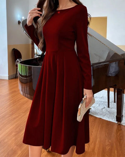 Einfarbiges kleid mit rundhalsausschnitt und langen ärmeln